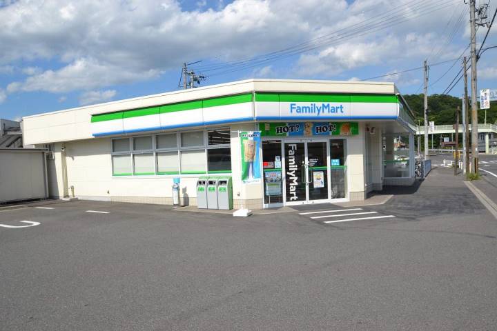 コンビニ　ファミリーマート（コンビニ）まで987m