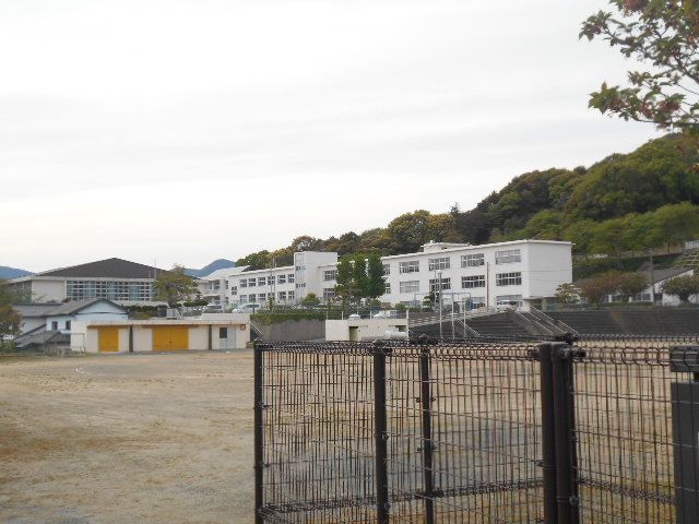 小学校　浜松市立三ヶ日西小学校（小学校）まで975m