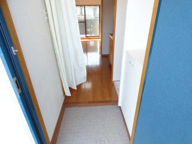 玄関　３０３号室。室内写真