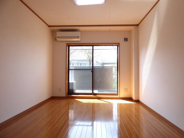居室・リビング　303号室。室内写真。
