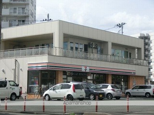 コンビニ　セブンイレブン（コンビニ）まで827m