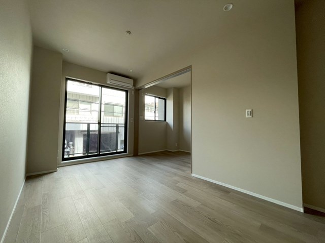 居室・リビング　窓からの日差しにより明るいです！