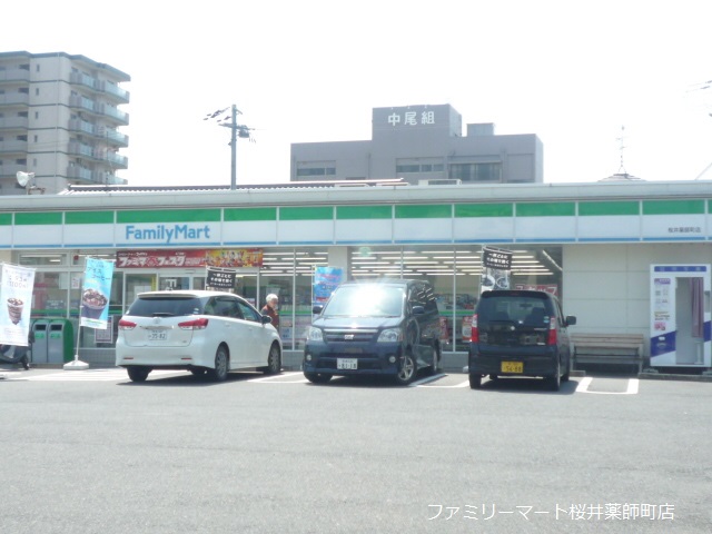コンビニ　ファミリーマート桜井薬師町店（コンビニ）まで682m