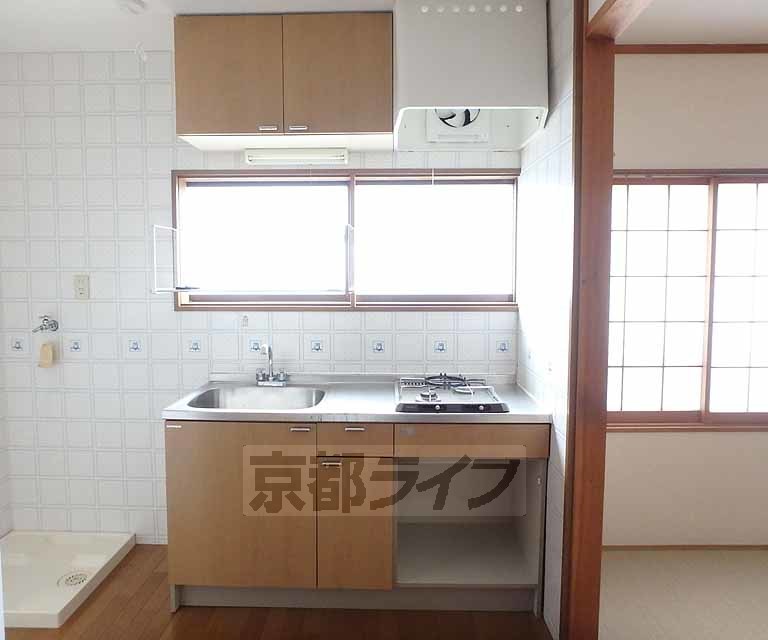 キッチン　窓に面した明るいキッチンスペース