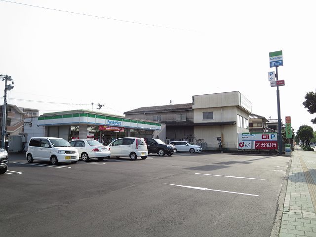 コンビニ　ファミリーマート（コンビニ）まで600m