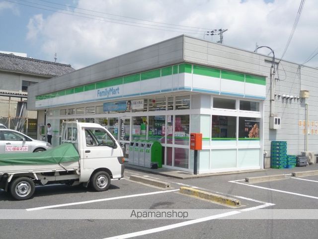 コンビニ　ファミリーマート（コンビニ）まで843m