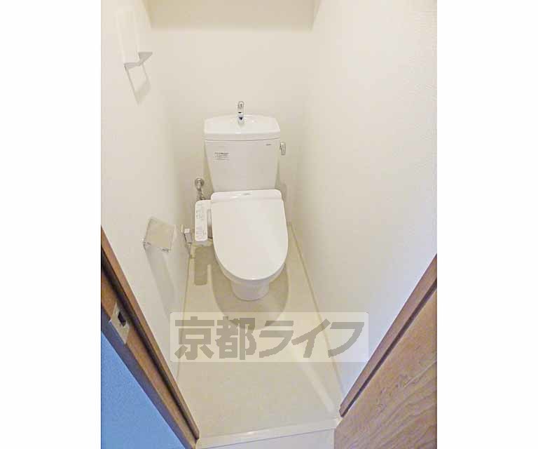 トイレ　ウォシュレットつき。