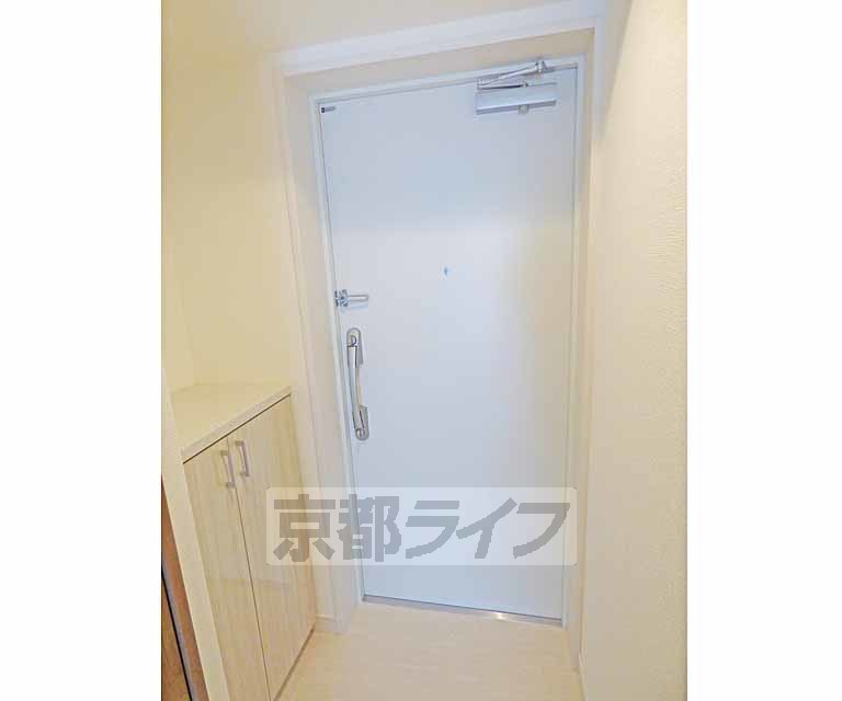 玄関　すっきりとした玄関ドア。