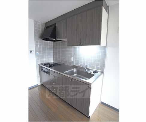 キッチン　３口コンロ。グリル付き。