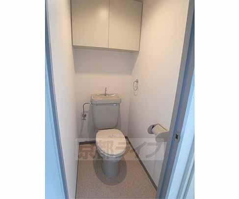 トイレ　収納付きです。