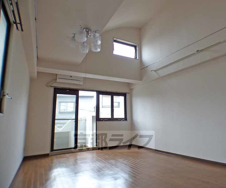 居室・リビング　最上階角部屋でです。天井が高く開放感があります。