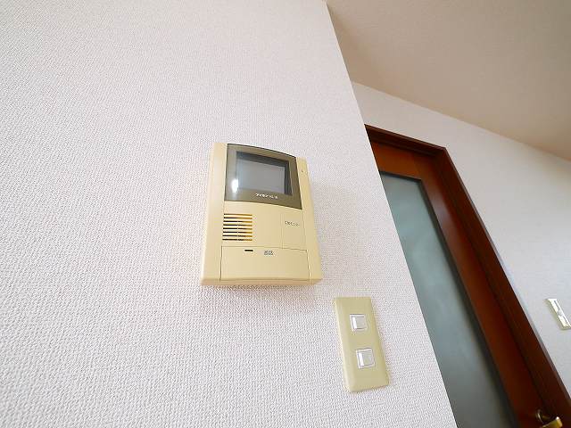 セキュリティ　お顔が見えるモニター付きインターホンもございます。
