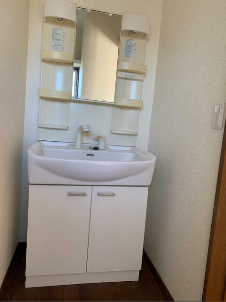 洗面設備　独立洗面化粧台が付いています