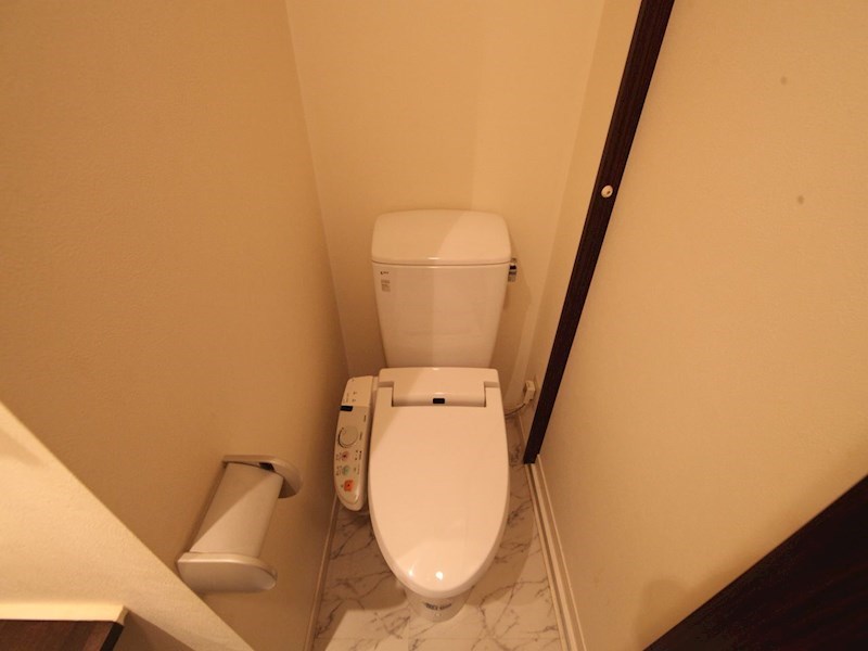 トイレ　温水洗浄暖房便座付トイレ