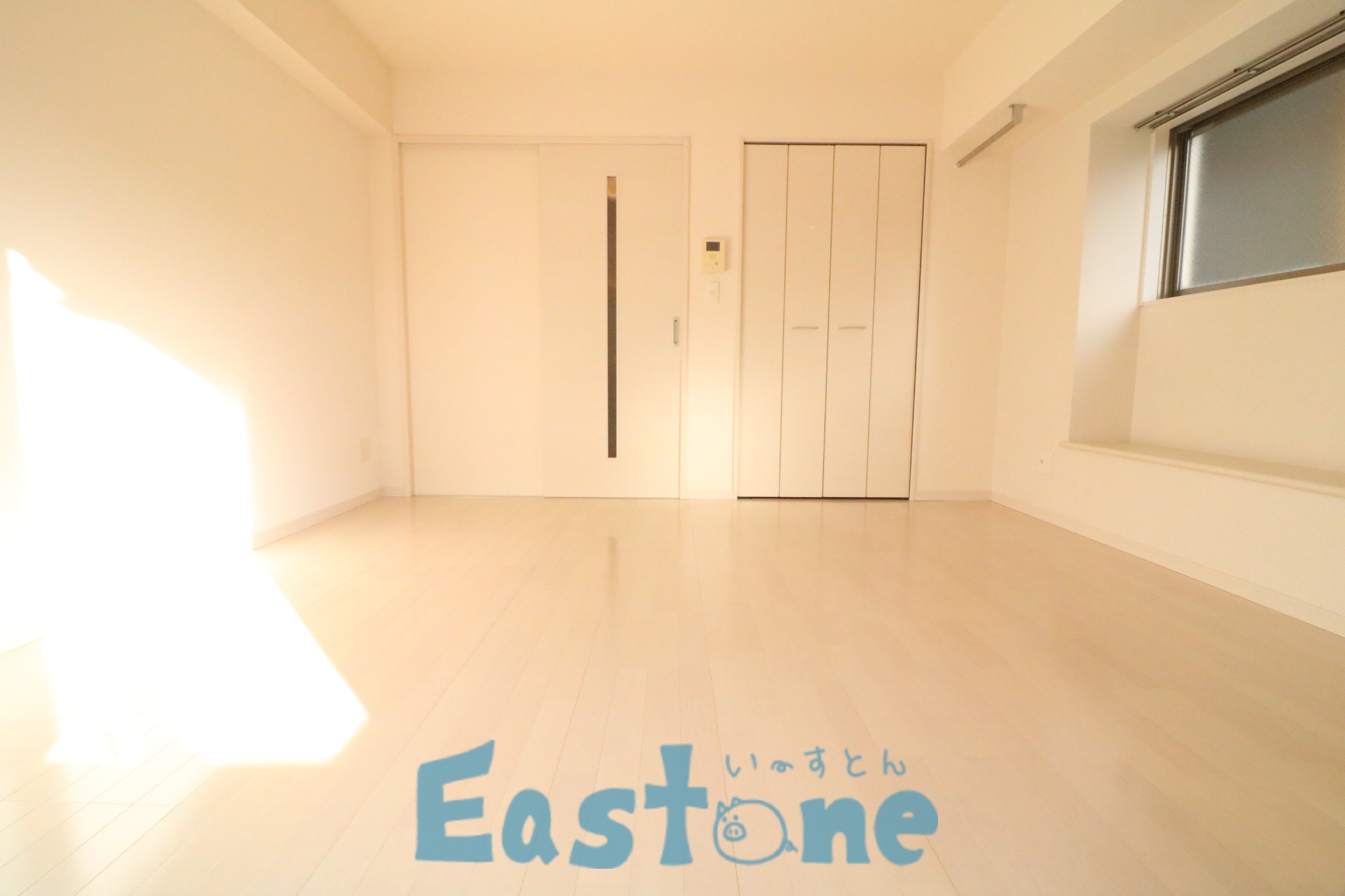 居室・リビング　白基調の明るいお部屋！出窓にテレビも置けちゃう