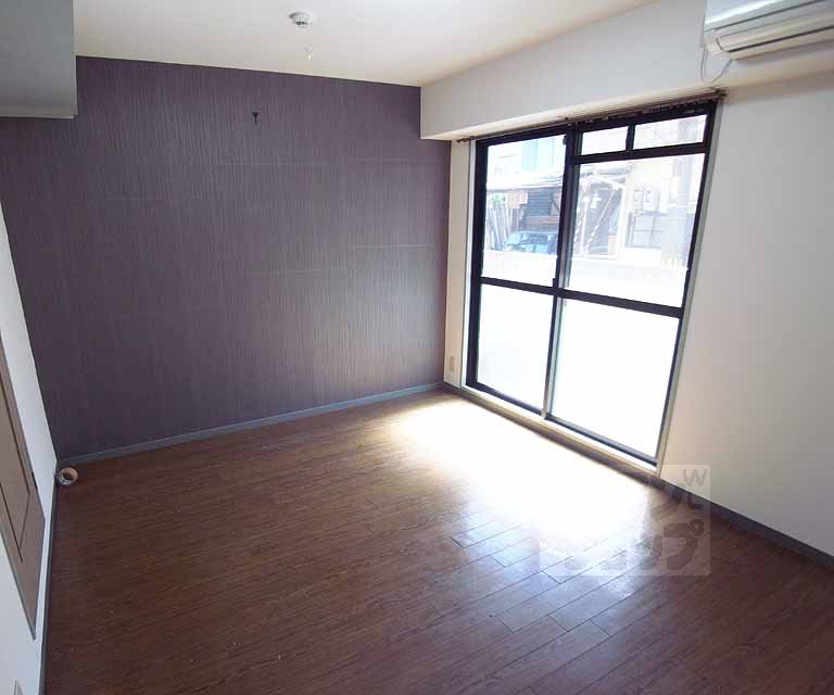 居室・リビング　アクセントクロスがお洒落な洋室。