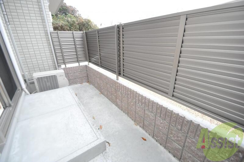 バルコニー　洗濯物もたくさん干せる広さです。一服もできますね