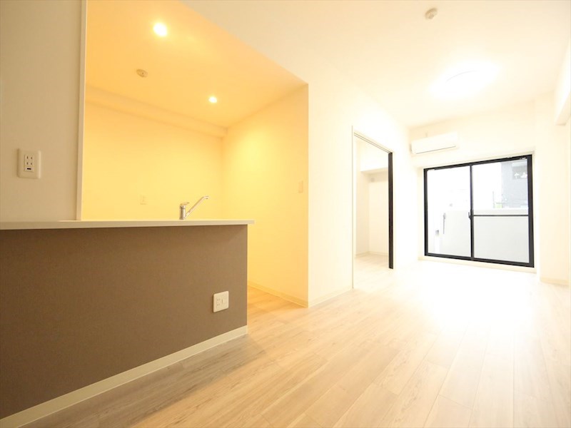 居室・リビング　ＬＤＫ13.4帖　カウンターキッチン　エアコン付　バルコニー