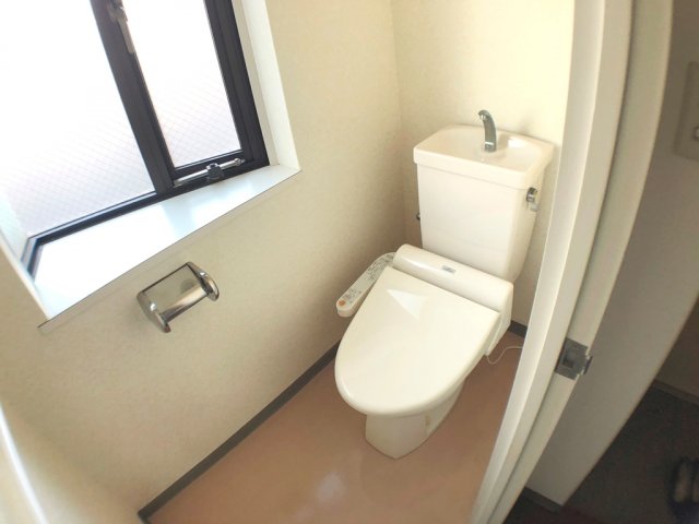 トイレ　採光あり明るいトイレです♪