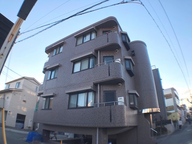 建物外観　敷地内に駐車場あります☆