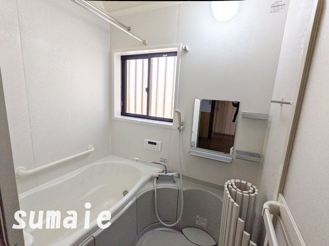 バス・シャワールーム　広々とした浴室には窓もあります！