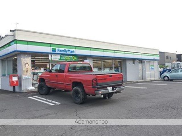 コンビニ　ファミリーマート（コンビニ）まで1040m
