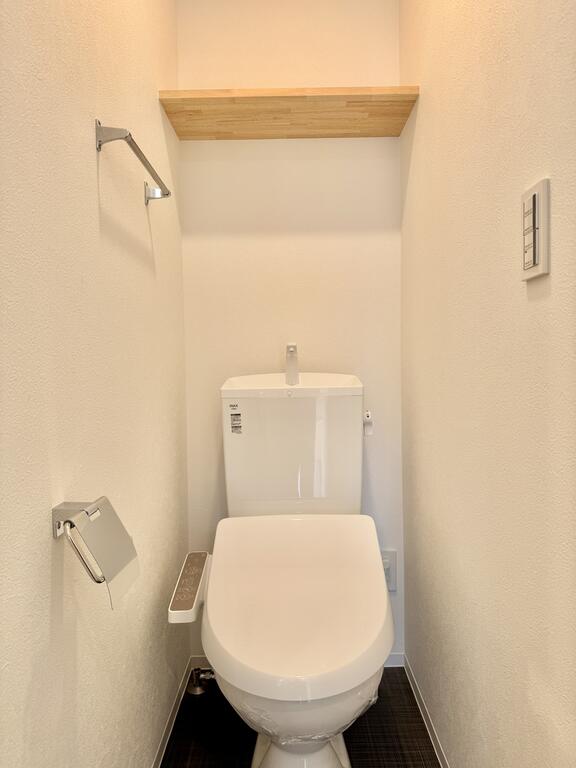 トイレ　収納棚あり