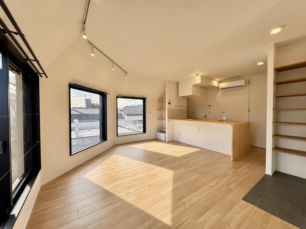 居室・リビング　大きな窓の明るいリビング