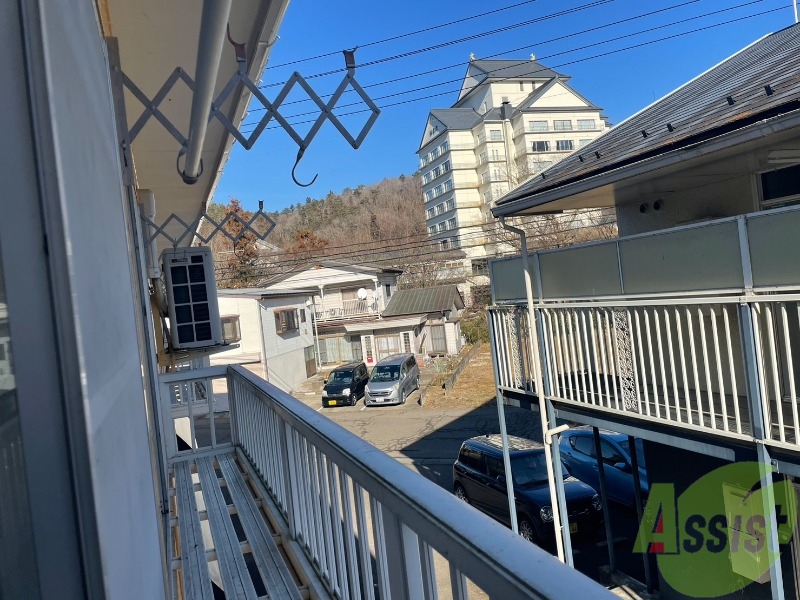 バルコニー　洗濯干しも設置してあるので問題なく干せそうですね。