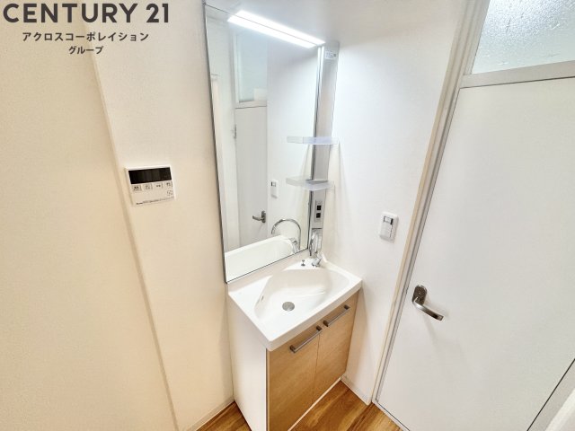 洗面設備　シンプルな洗面台