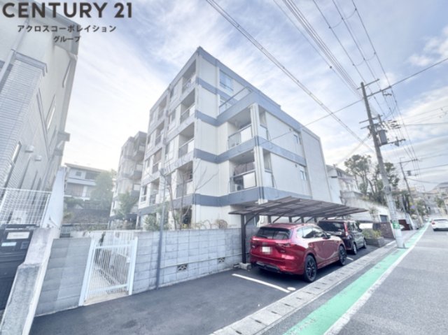 建物外観　駐車場、駐輪場付き