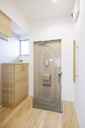 玄関　※別号室の写真となります。