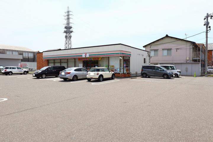 コンビニ　セブン－イレブン金沢北安江４丁目店（コンビニ）まで703m