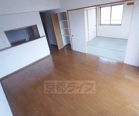 居室・リビング　明るく広いリビング