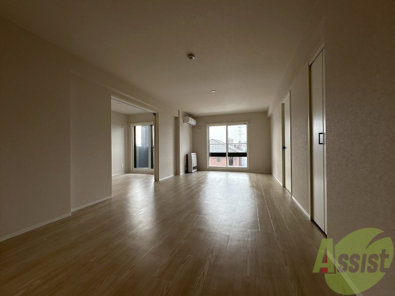 居室・リビング　広々としたリビングですね。使い勝手がよさそうですね！