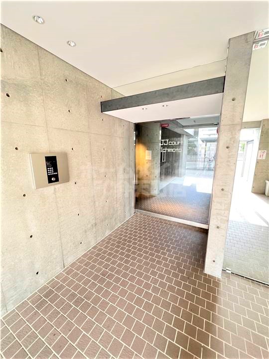 エントランス　落ち着いたエントランスです