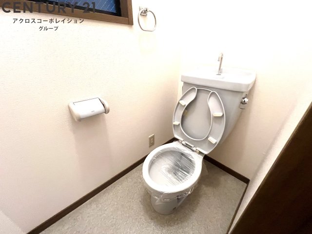 トイレ　窓付きで換気しやすいです☆