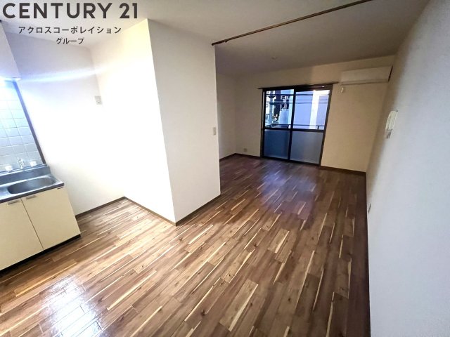 居室・リビング　床色が落ち着いた色合いで綺麗です♪