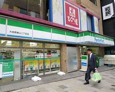 コンビニ　ファミリーマート南青山四丁目店（コンビニ）まで150m
