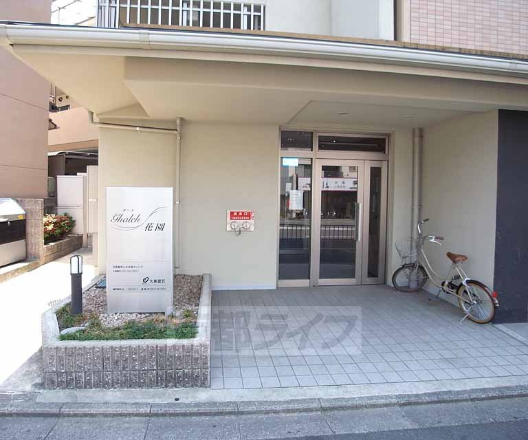 エントランス　駅近くなので夜も安心。