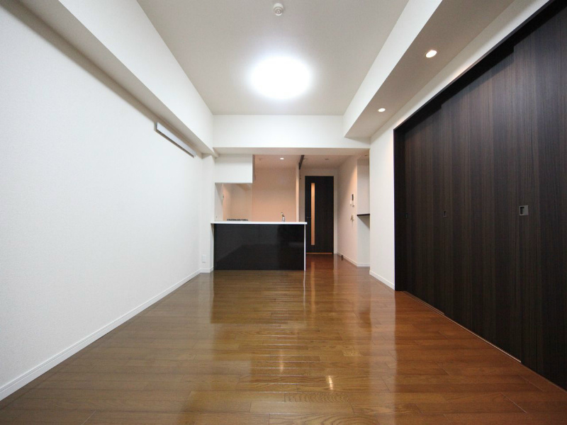 居室・リビング　ＬＤＫ14.9帖　カウンターキッチン　エアコン付　バルコニー