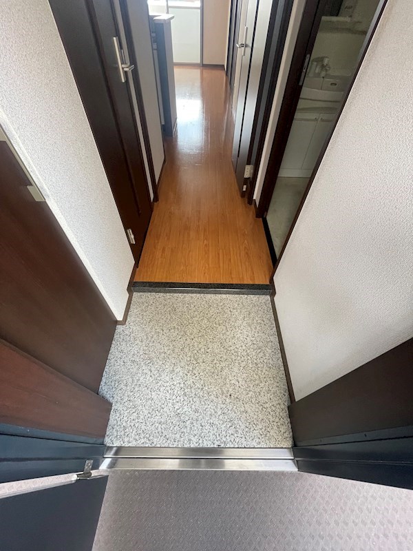 玄関　※同物件別部屋参考写真