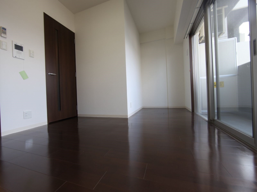 バルコニー　洋室7.7帖　エアコン付　バルコニーに面しています