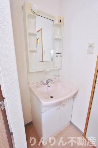 洗面設備　ゆったりとスペースのある洗面所