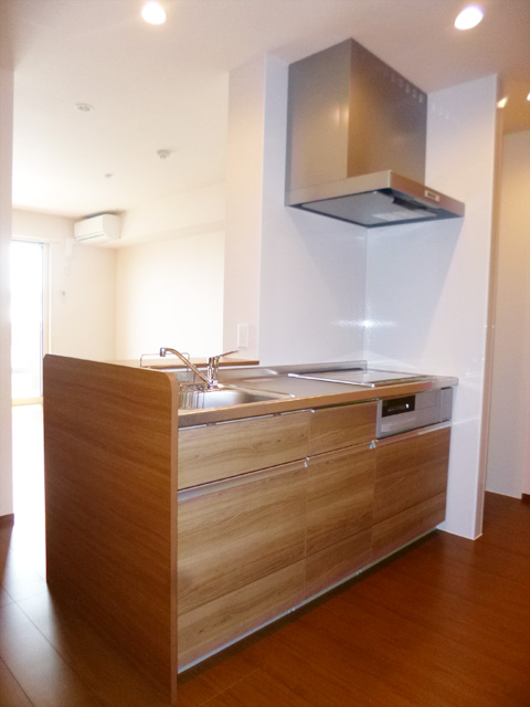 キッチン　人気のシステムキッチン！2口IH+1口ラジエント付！