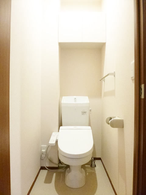トイレ　温水洗浄便座が設置されてます！※同物件別部屋
