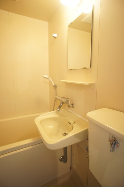 バス・シャワールーム　お掃除しやすい☆洗面台付き３点ユニットです☆