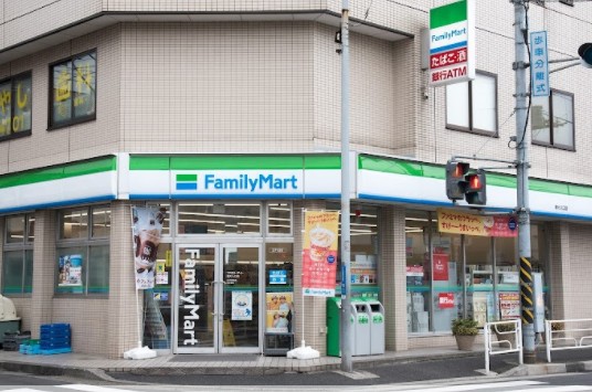 コンビニ　ファミリーマート 神大入口店（コンビニ）まで495m