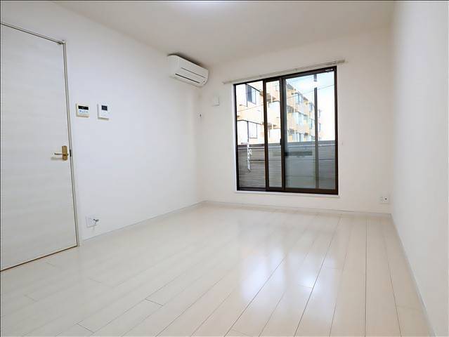 居室・リビング　白めのお部屋できれいなお部屋ですね