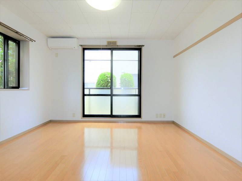 居室・リビング　8.2帖の広々とした室内